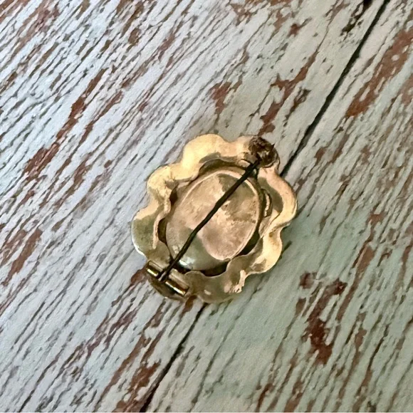 Vintage lot of 4 items 2 pairs earrings locket ring - Picture 7 of 10